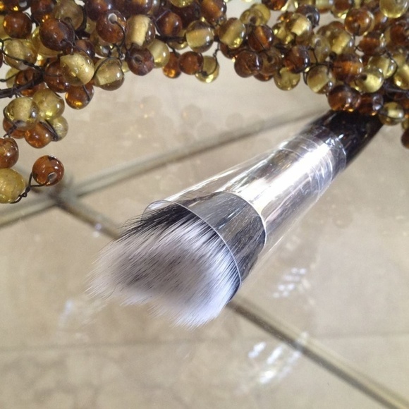 Laura Geller Angled Stippling Brush - BRAND NEW - FULL SIZE. - Picture 2 of 3